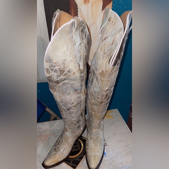 Size 9 both - Picture 2 of 2